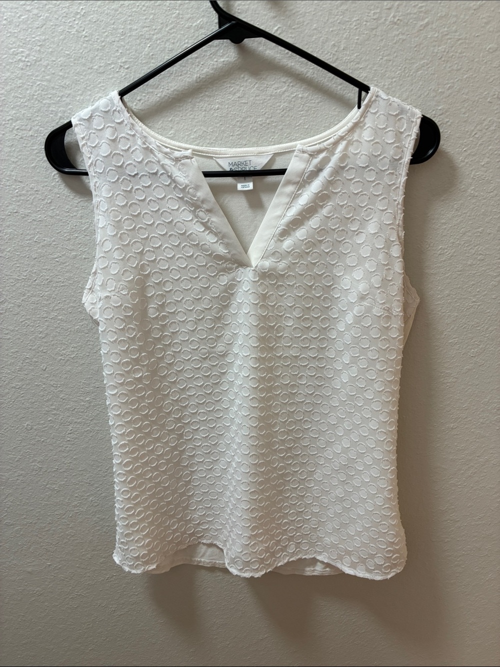 Market & Spruce Cream Textured V-Notch Sleeveless Top